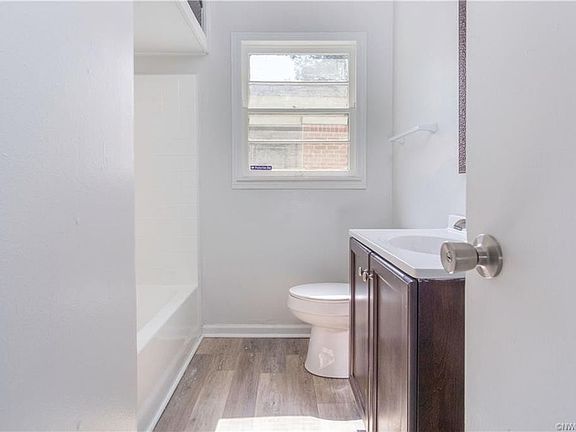 5th image of 443 Browning St