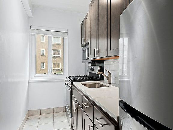 4th image of 333 W 57th St APT 3G