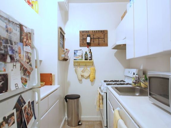 3rd image of 120 E 62nd St APT 3B