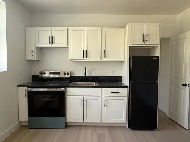 1140 Ashland St #1 — Photo 8