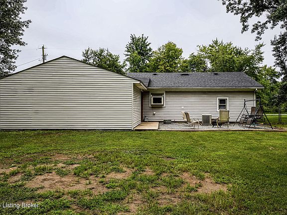 3rd image of 978 Raymond Rd