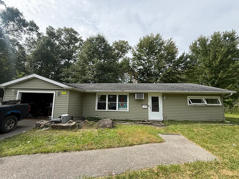 2706 Bainbridge Ave