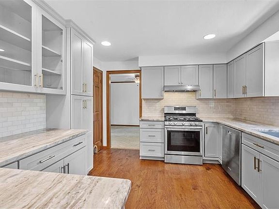 3rd image of 9583 Saratoga Dr