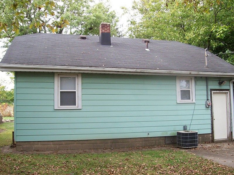 2nd image of 908 W 7th St