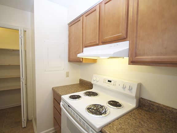 3rd image of 14 Woodstone Dr APT 17