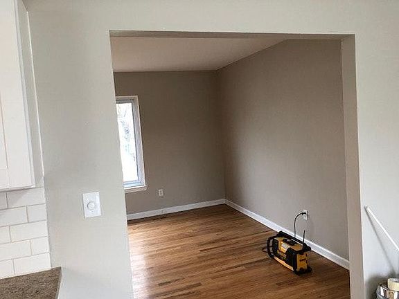 4th image of 32417 Columbus Dr