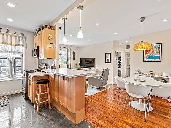 3rd image of 3015 Hobart St APT 2D