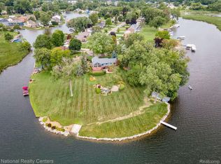 497 Beverly Island Dr, Waterford, MI 48328