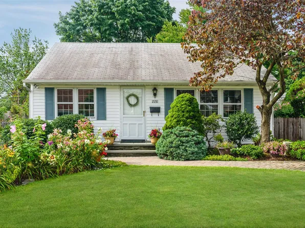 228 Lee Ave, Hicksville, NY 11801