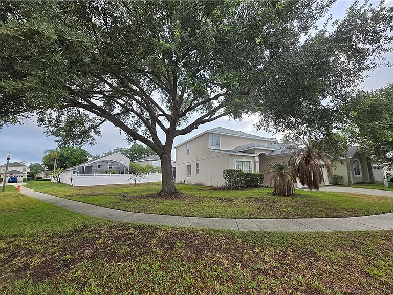 930 Oxford Dr — Photo 3