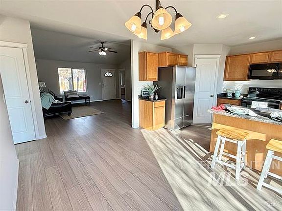4th image of 1309 Lauren Ln