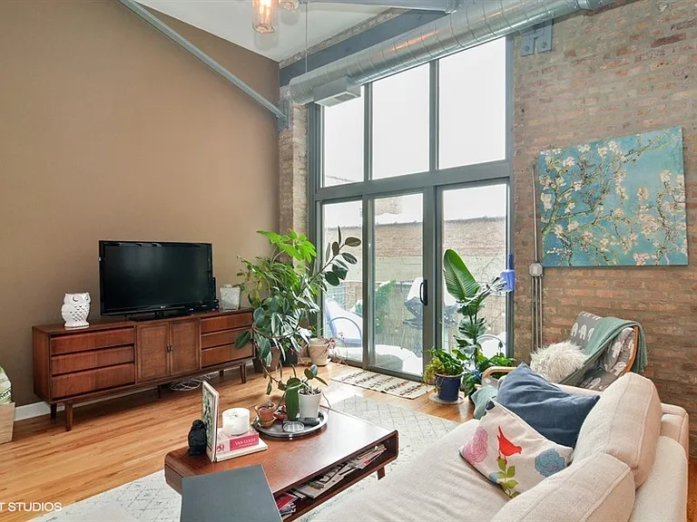 824 W Superior St #410 — Photo 2