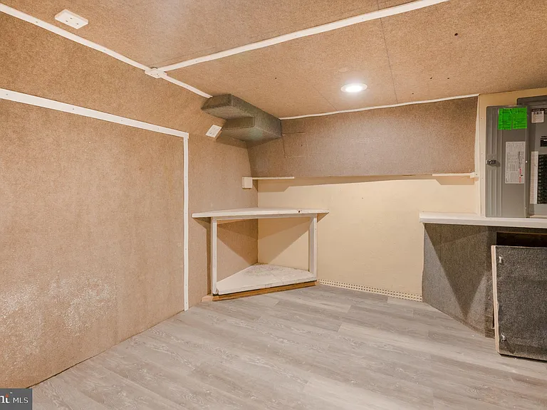 1123 W Lombard St — Photo 43