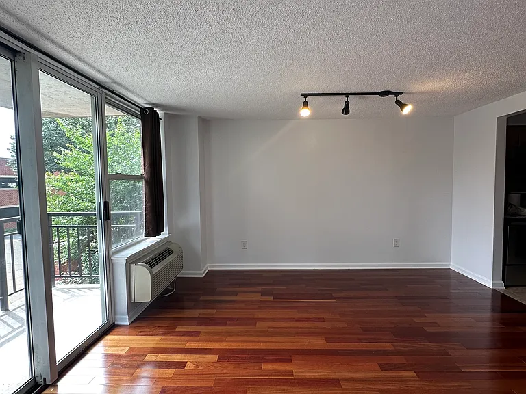 300 Main St #215 — Photo 4