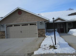 202 Lindwood Dr SW, Jamestown, ND 58401