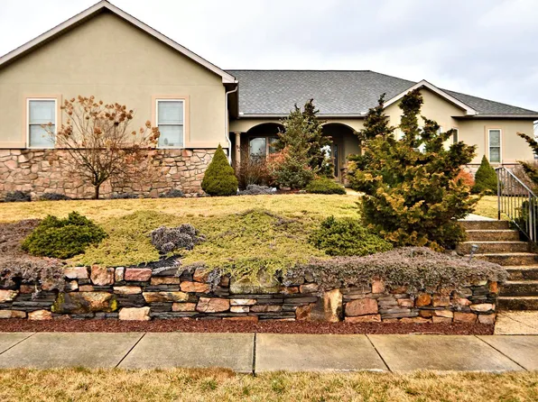 501 Glenwood Dr, Douglassville, PA 19518