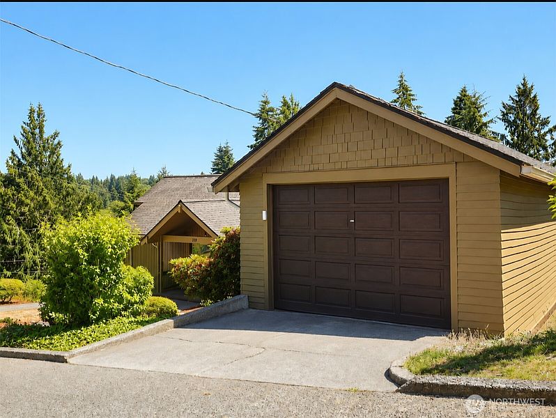 4th image of 737 8th Avenue