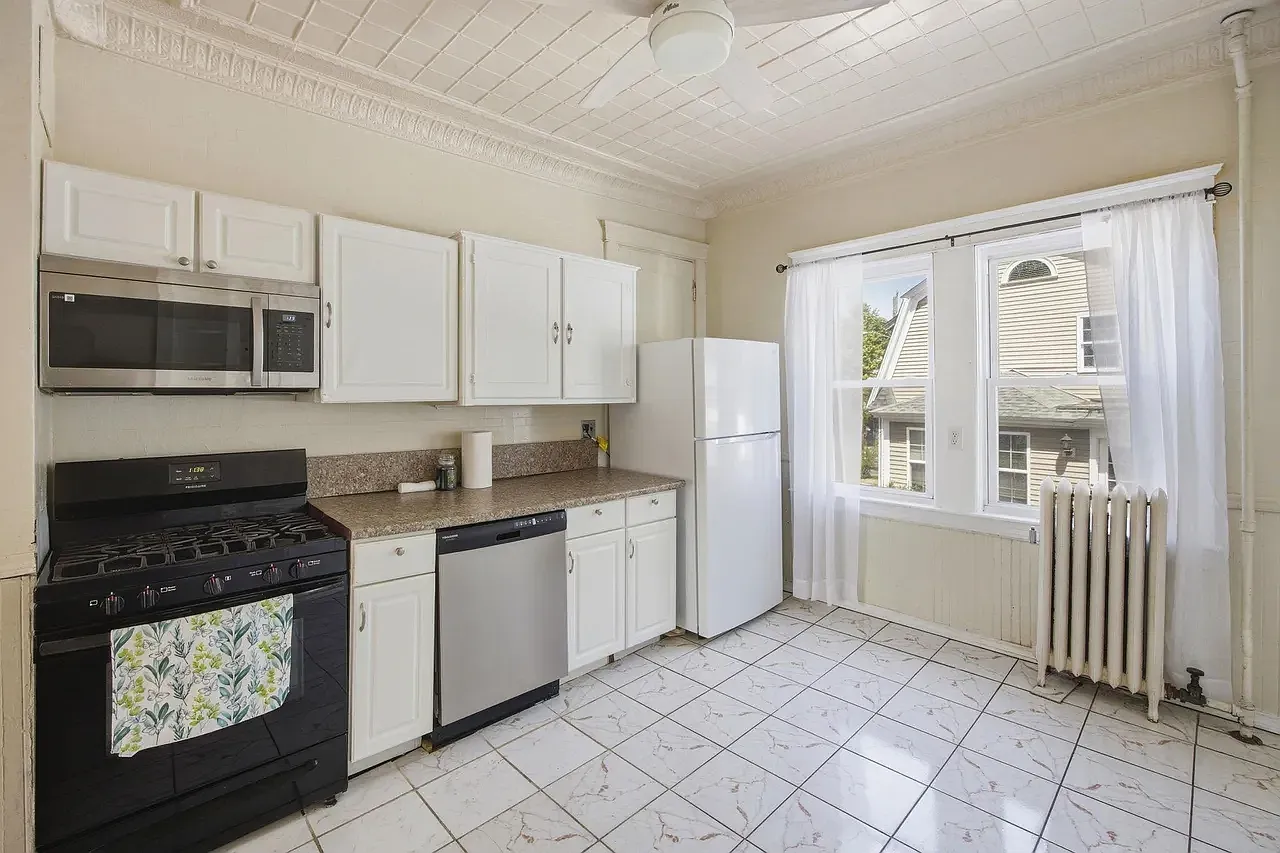 4 bed, 2030 sqft, $2,950 — Photo 4