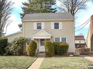 16 Carol Ln, Bergenfield, NJ 07621