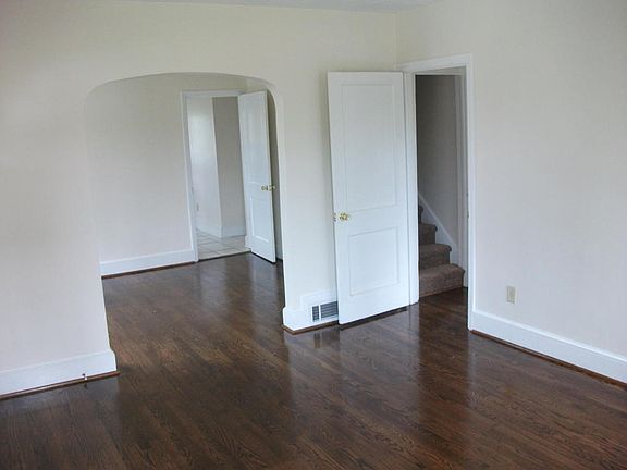 3rd image of 620 Pell Ave