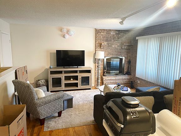 2nd image of 715 W Diversey Pkwy APT 8