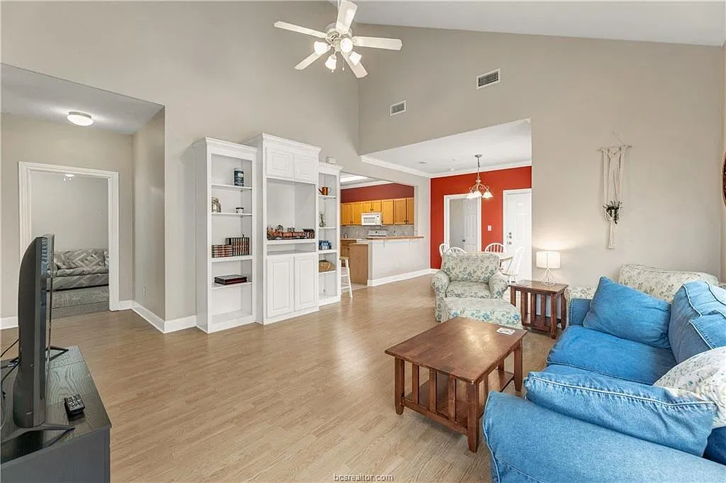 3 bed, 3.0 bath, 1600 sqft, $2,100 — Photo 2