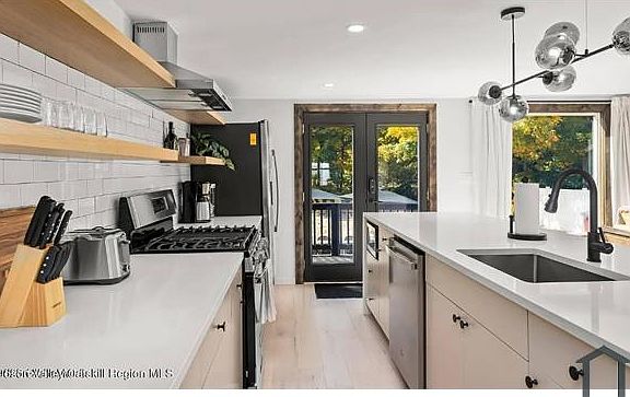 3rd image of 7913 Main St