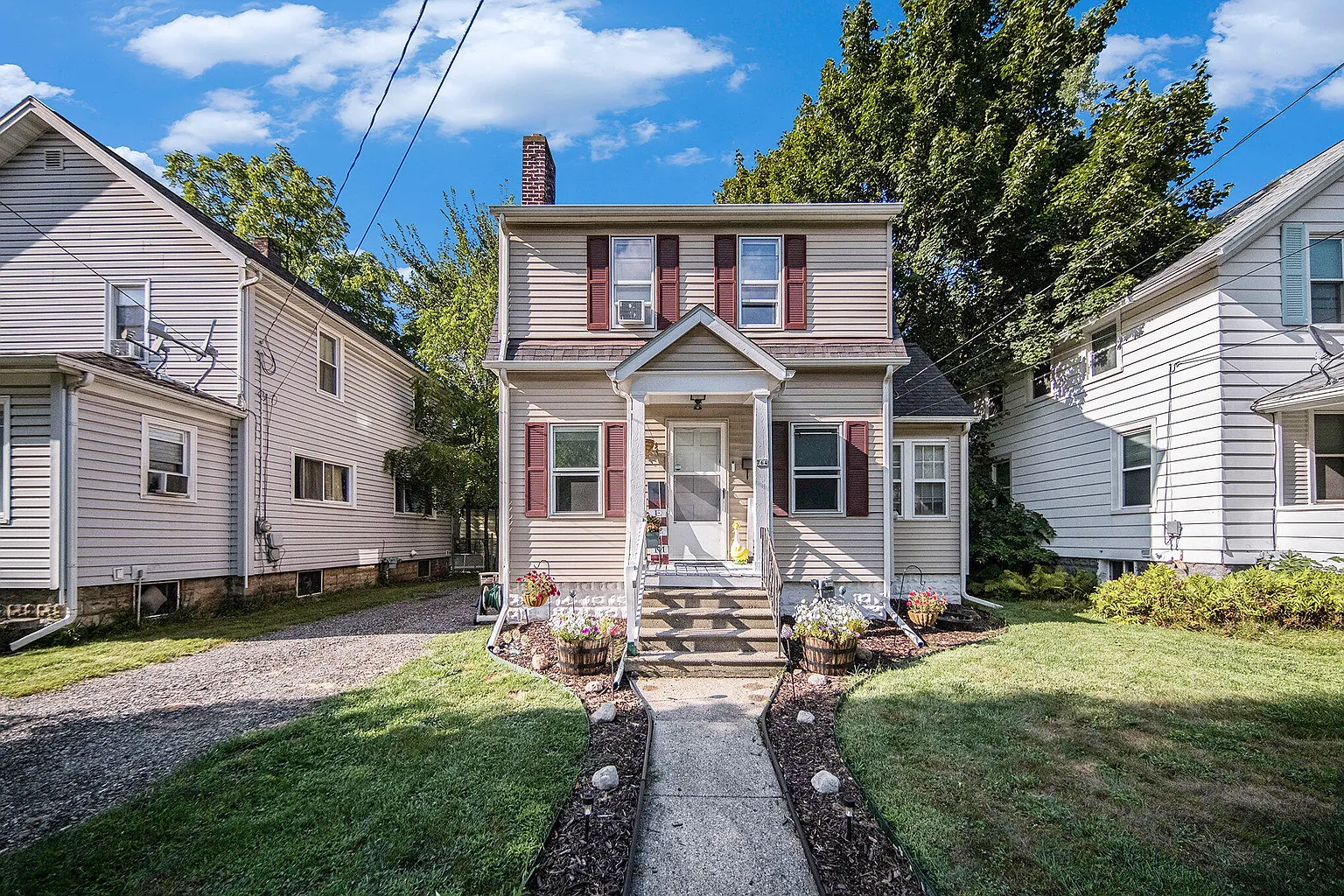 764 Douglas St photo 1