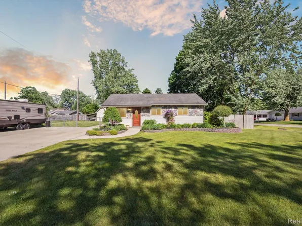 1070 Joangay Blvd, Waterford, MI 48327