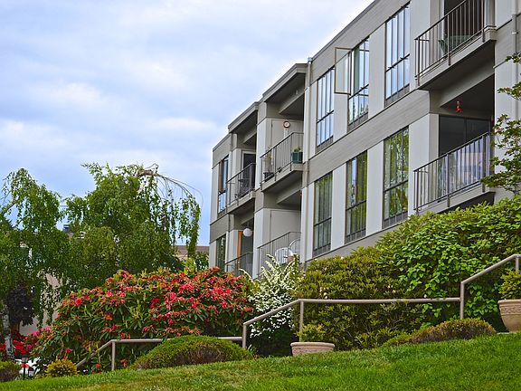 2nd image of 6333 Lake Washington Blvd NE APT 207