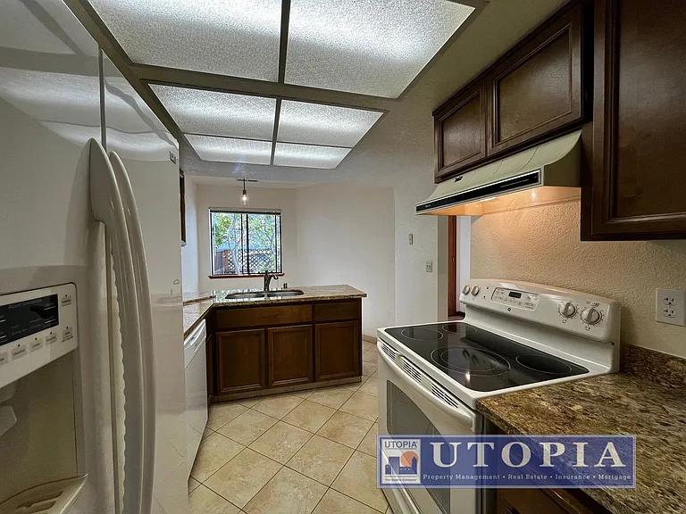 2726 Hampton Ln — Photo 10
