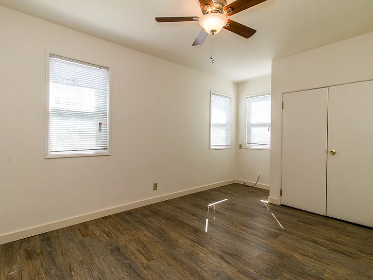 121 W D St — Photo 4