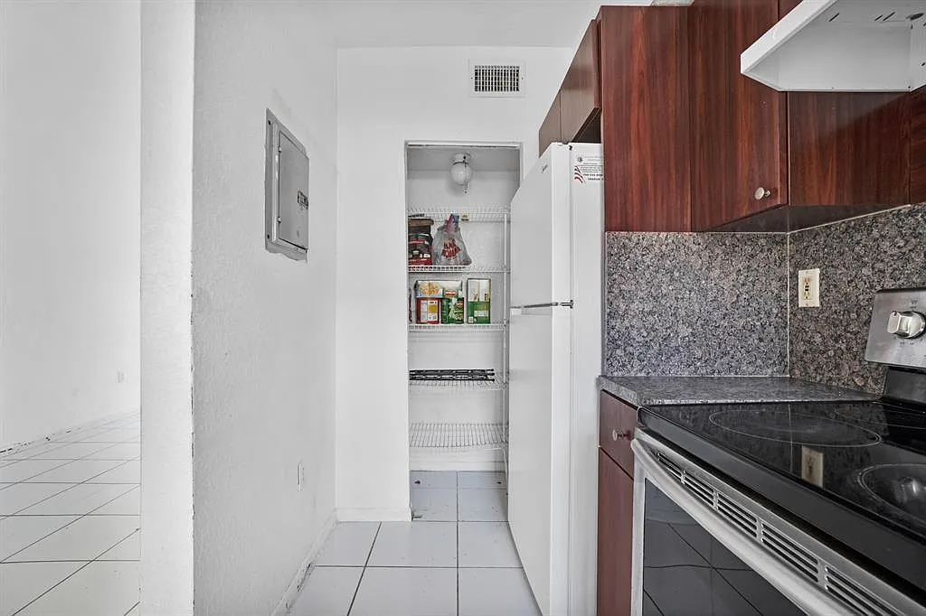 2 bed, 1.0 bath, 930 sqft, $1,999 — Photo 2