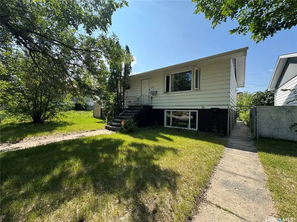 1051 109th Street, North Battleford, SK S9A 2E3