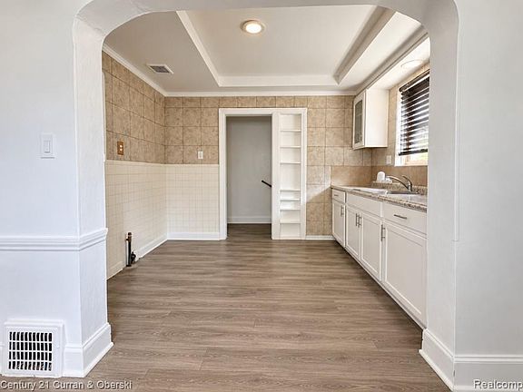 4th image of 5061 Bishop St