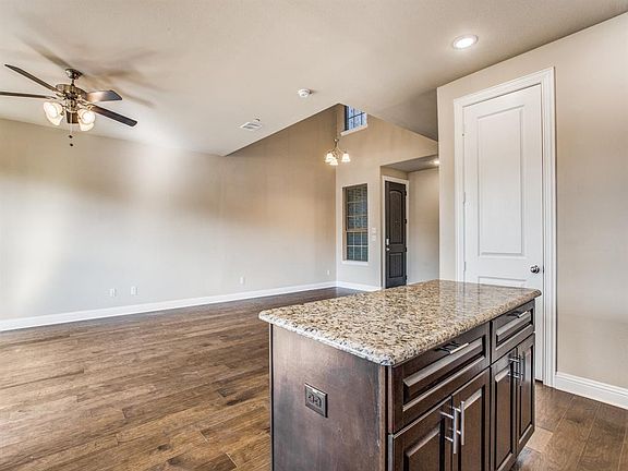 5th image of 3028 Galveston St
