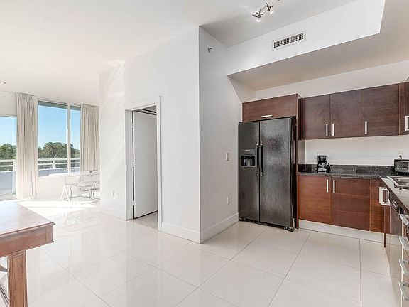 5th image of 407-3250 Grand Ave #407