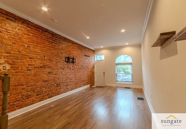1824 Jackson St — Photo 2