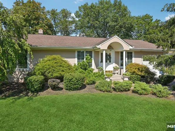 153 Arundel Rd, Paramus, NJ 07652