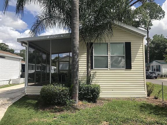 2nd image of 832 Peacock Ln