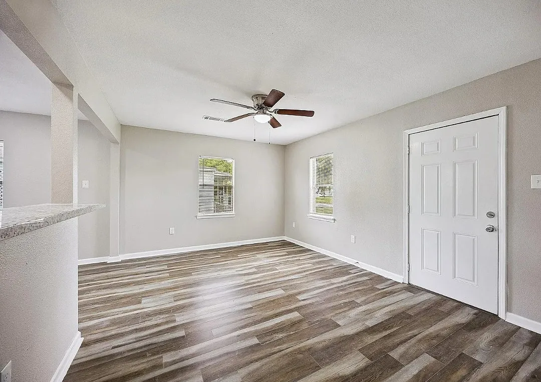 3 bed, 1297 sqft, $1,695 — Photo 3