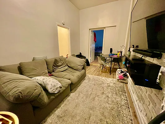 Rented by R New York | media 18