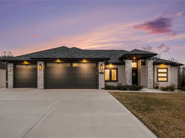 8689 NE Shoal Creek Valley Dr, Kansas City, MO 64157