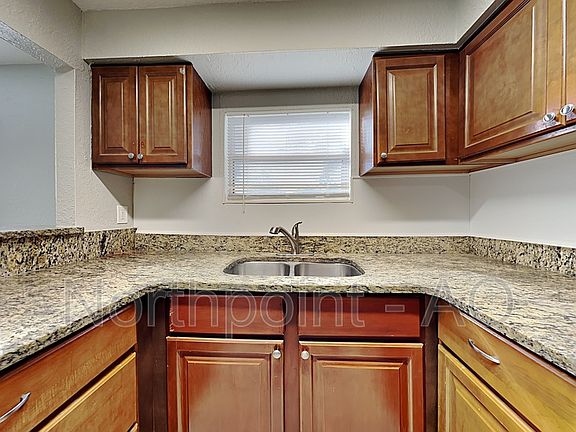 4th image of 3610 E Clifton St