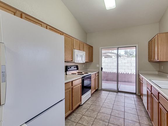 4th image of 3035 E Pontiac Dr