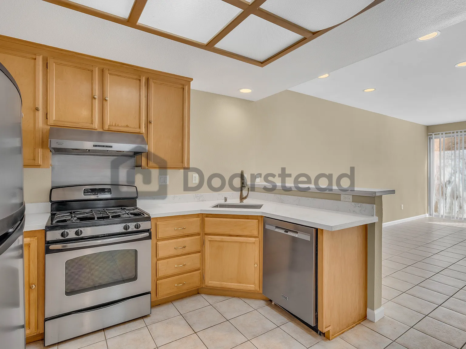 3 bed, 3.0 bath, 1251 sqft, $3,950 — Photo 2