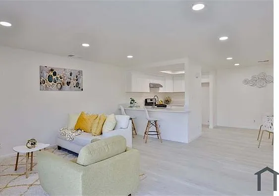 810 Elmwood Dr — Photo 5