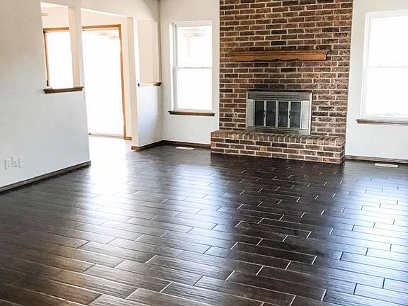 2nd image of 925 Saint James Ct #1