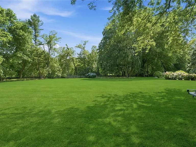 131 Taylor Rd — Photo 3