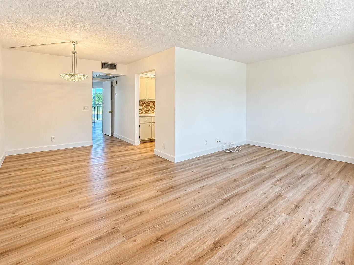 1 bed, 1.5 bath, 811 sqft, $1,600 — Photo 1